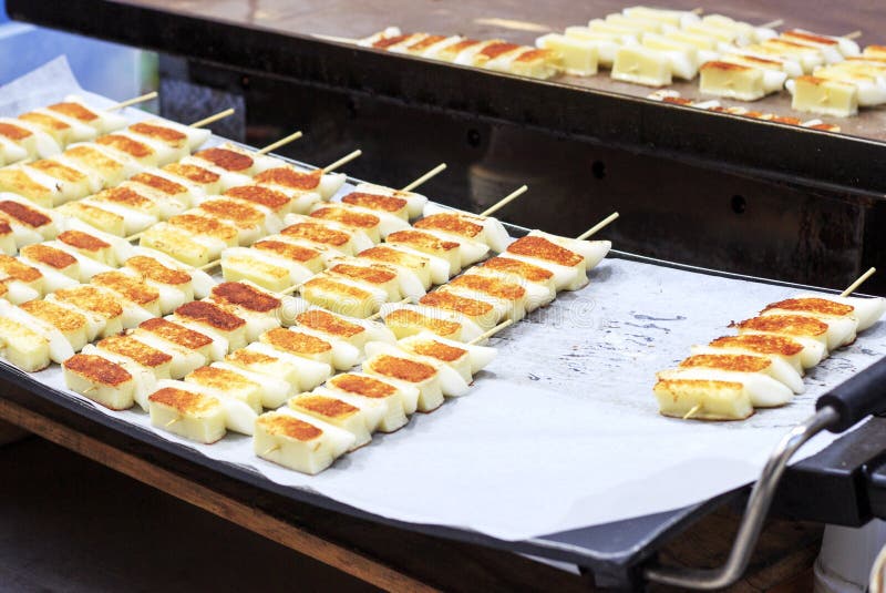 espetos de bolo de arroz de comida de rua tradicional coreana. coreano  sotteok sotteok. tradução de espetos de bolo de arroz coreano. salsichas  fritas bolos de arroz no palito em turnos. lanche