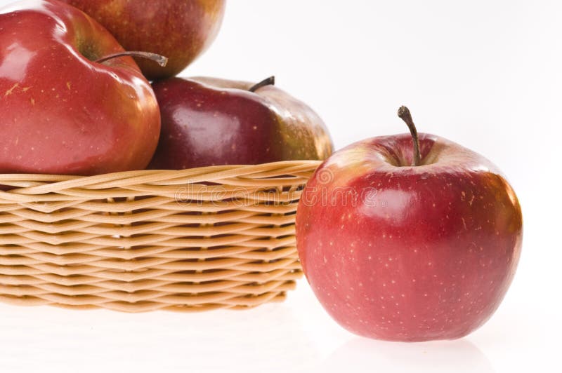 Alimento de Apple em uma cesta imagem de stock Alimento de Apple em uma cesta imagem de stock