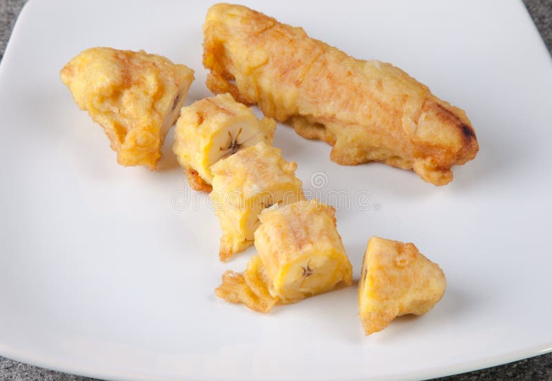 Alimento de Fried Banana Pisang Goreng Indonesian cortado na placa branca fotos de stock royalty free Alimento de Fried Banana Pisang Goreng Indonesian cortado na placa branca fotos de stock royalty free