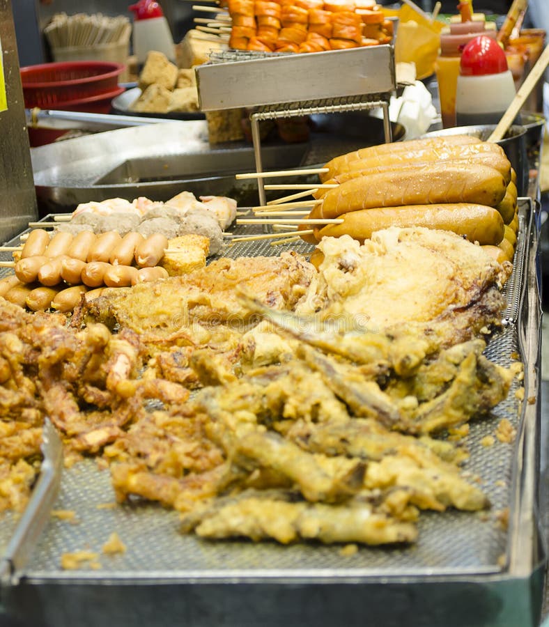 Intestinos Asados a La Parrilla Del Calamar Y Del Cerdo Comida Típica