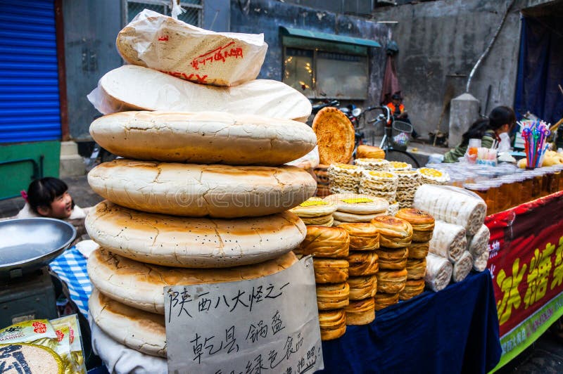 Alimento de la calle en la calle musulmán en Xian fotografía de archivo libre de regalías Alimento de la calle en la calle musulmán en Xian fotografía de archivo libre de regalías