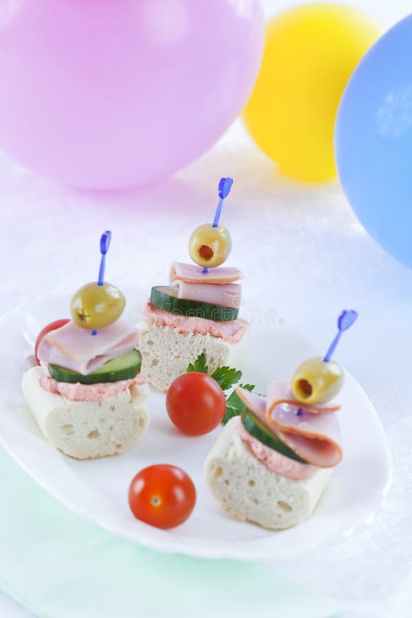 Variedad De Platos Del Menú Infantil Fondo Blanco Comidas Para Niños Foto  de archivo - Imagen de vivero, cena: 169071440