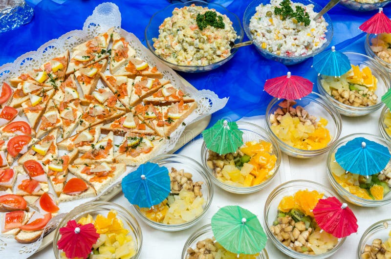 Alimento del abastecimiento en un partido fotos de archivo libres de regalías Alimento del abastecimiento en un partido fotos de archivo libres de regalías