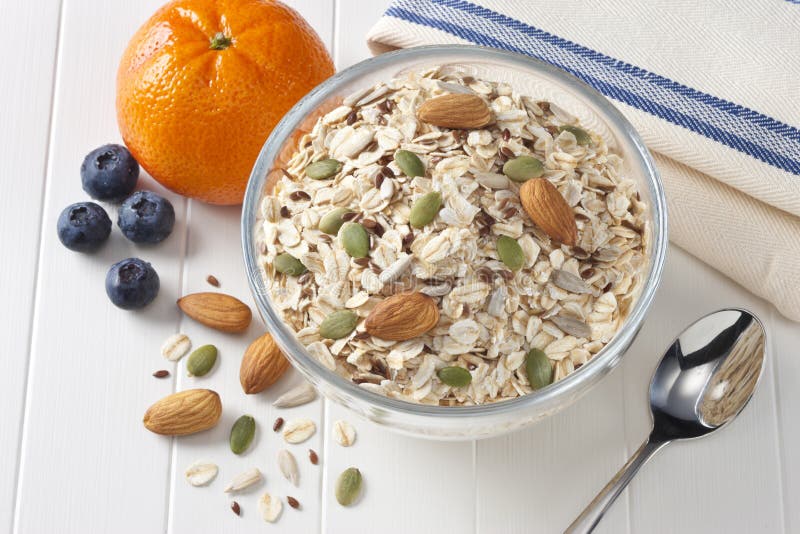 Alimento do cereal do fruto do café da manhã fotografia de stock Alimento do cereal do fruto do café da manhã fotografia de stock