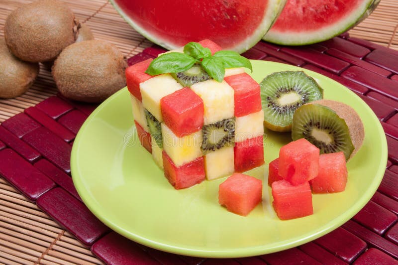 Alimento do divertimento Cubo do fruto fotografia de stock Alimento do divertimento Cubo do fruto fotografia de stock