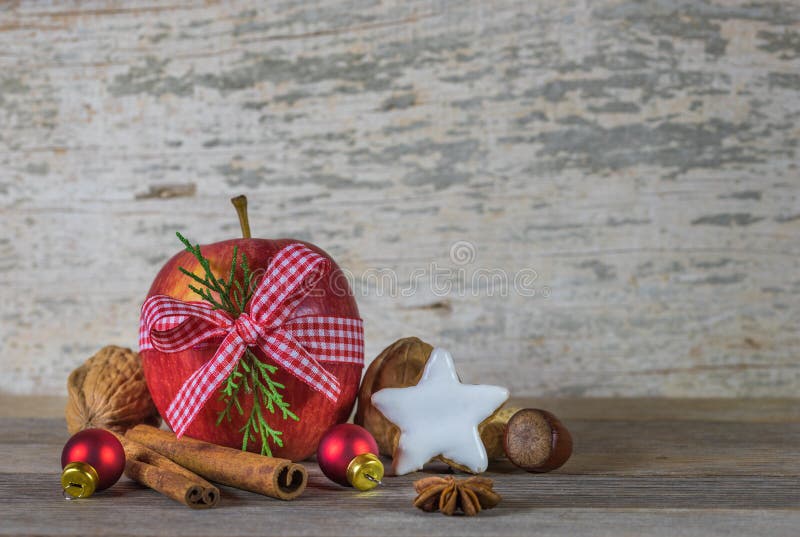 Alimento do Natal, maçã vermelha, cookie da estrela e especiarias aromáticas imagens de stock Alimento do Natal, maçã vermelha, cookie da estrela e especiarias aromáticas imagens de stock