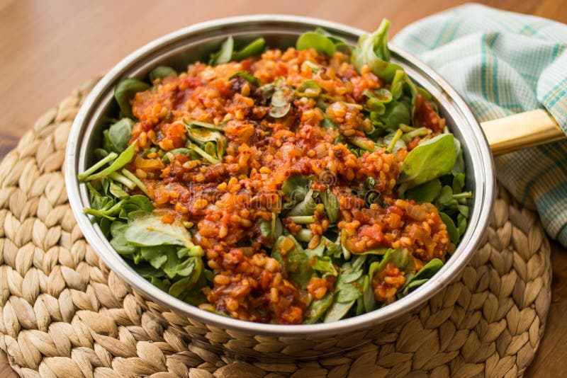 Alimento do Purslane com molho de tomate em uma bandeja em um vime foto de stock Alimento do Purslane com molho de tomate em uma bandeja em um vime foto de stock