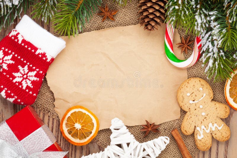 Alimento e decoração do Natal com fundo da árvore de abeto da neve