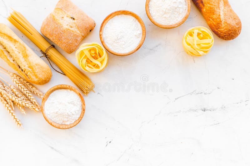 Alimento farináceo Pão fresco e massa crua perto da farinha nas orelhas da bacia e do trigo na cópia branca da opinião superior d fotos de stock Alimento farináceo Pão fresco e massa crua perto da farinha nas orelhas da bacia e do trigo na cópia branca da opinião superior d fotos de stock