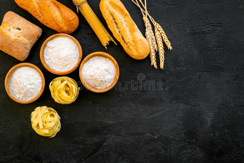 Alimento farináceo Pão fresco e massa crua perto da farinha nas orelhas da bacia e do trigo no espaço preto da cópia da opinião s imagem de stock royalty free Alimento farináceo Pão fresco e massa crua perto da farinha nas orelhas da bacia e do trigo no espaço preto da cópia da opinião s imagem de stock royalty free