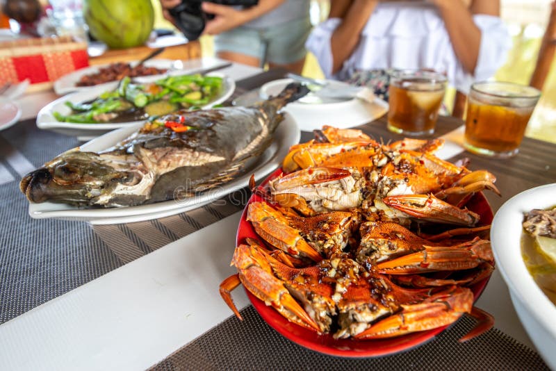 Alimento filippino tradizionale - granchio cotto a vapore del mare con la fonte dell'aglio fotografia stock libera da diritti Alimento filippino tradizionale - granchio cotto a vapore del mare con la fonte dell'aglio fotografia stock libera da diritti