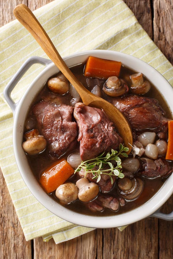 Alimento francese tradizionale: Gallo del vin dell'Au di Coq con vino e la verdura fotografia stock Alimento francese tradizionale: Gallo del vin dell'Au di Coq con vino e la verdura fotografia stock