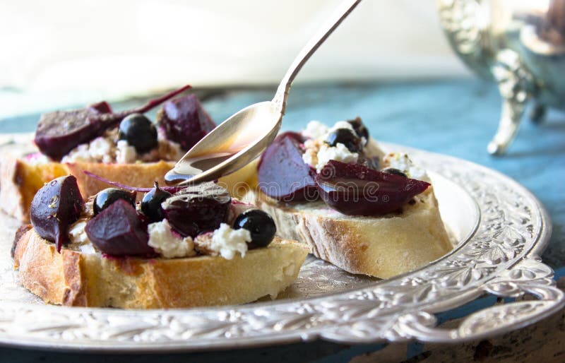 Alimento fresco do restaurante - vário Bruschetta delicioso com vinagre balsâmico, beterraba, requeijão, corinto Italiano gourmet fotografia de stock royalty free Alimento fresco do restaurante - vário Bruschetta delicioso com vinagre balsâmico, beterraba, requeijão, corinto Italiano gourmet fotografia de stock royalty free