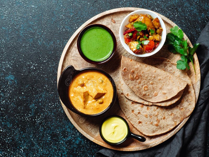 Alimento indiano e piatti indiani di cucina, spazio della copia fotografie stock libere da diritti Alimento indiano e piatti indiani di cucina, spazio della copia fotografie stock libere da diritti