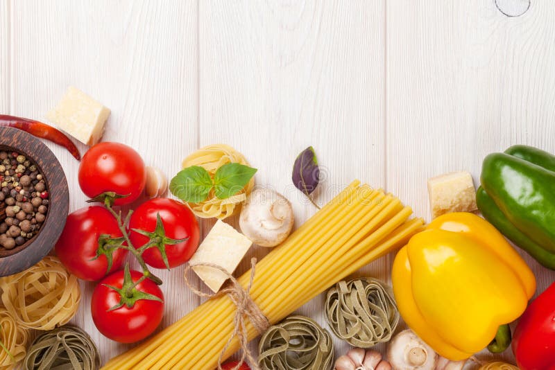 Alimento italiano che cucina gli ingredienti Pasta, verdure, spezie fotografie stock libere da diritti Alimento italiano che cucina gli ingredienti Pasta, verdure, spezie fotografie stock libere da diritti