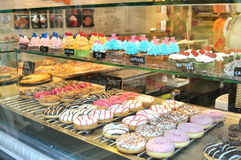 Alimento italiano: guarnizioni di gomma piuma e bigné sulla vendita a Venezia, Italia fotografie stock libere da diritti Alimento italiano: guarnizioni di gomma piuma e bigné sulla vendita a Venezia, Italia fotografie stock libere da diritti