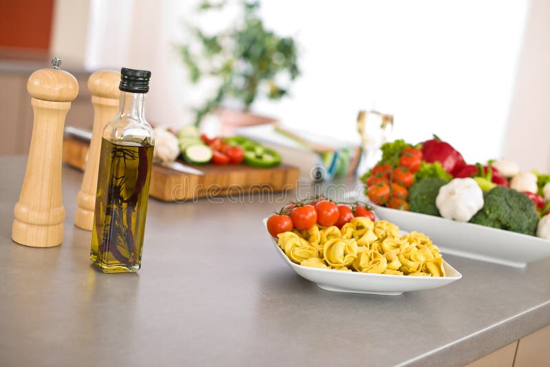 Alimento italiano - pasta, ingredienti per cucinare immagini stock libere da diritti Alimento italiano - pasta, ingredienti per cucinare immagini stock libere da diritti