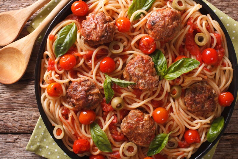Alimento italiano: spaghetti con le polpette ed il primo piano della salsa al pomodoro immagini stock libere da diritti Alimento italiano: spaghetti con le polpette ed il primo piano della salsa al pomodoro immagini stock libere da diritti