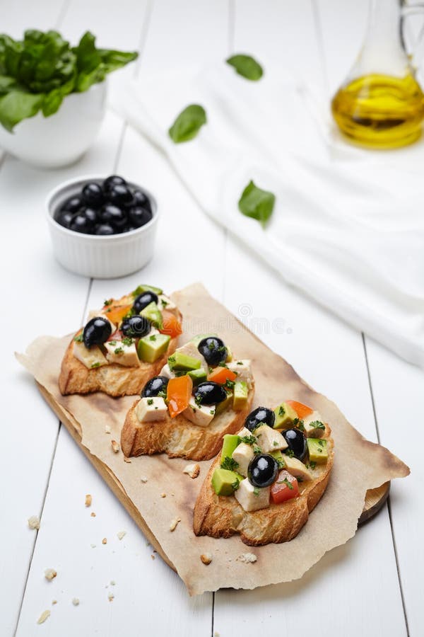 Alimento italiano tradizionale con i pomodori, pollo, olive dei antipasti di Bruschetta immagini stock libere da diritti Alimento italiano tradizionale con i pomodori, pollo, olive dei antipasti di Bruschetta immagini stock libere da diritti