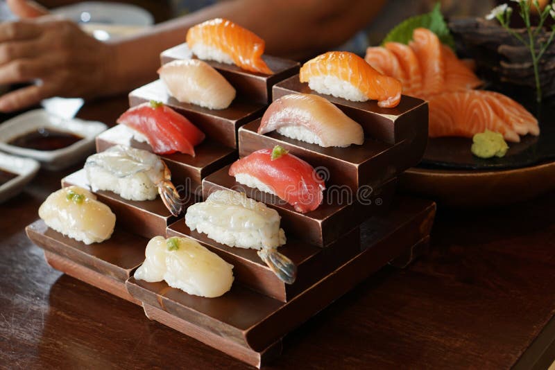 Alimento japonês - sushi, arroz na parte superior com peixes crus fotos de stock Alimento japonês - sushi, arroz na parte superior com peixes crus fotos de stock