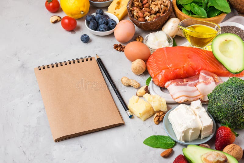 Alimento Ketogenic di dieta Prodotti bassi sani dei carburatori Concetto di dieta del cheto Verdure, pesce, carne, dadi, semi, ba immagine stock Alimento Ketogenic di dieta Prodotti bassi sani dei carburatori Concetto di dieta del cheto Verdure, pesce, carne, dadi, semi, ba immagine stock