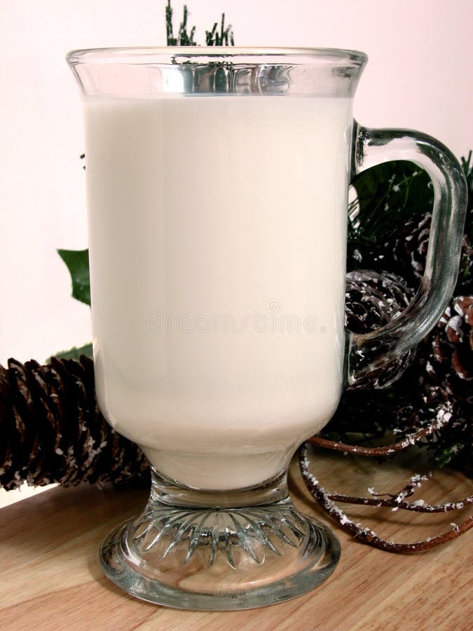 Alimento: Leite morno em horas de dormir imagem de stock Alimento: Leite morno em horas de dormir imagem de stock