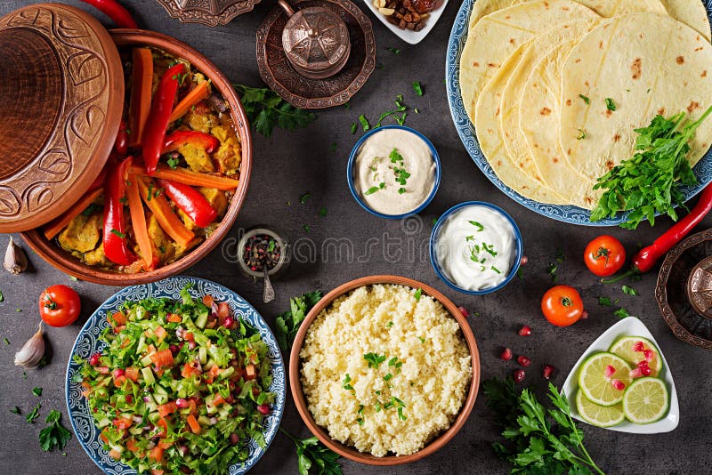 Alimento marroquino Pratos tradicionais do tajine, cuscuz e salada fresca