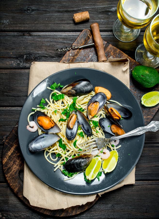 Alimento mediterraneo Spaghetti dei frutti di mare con le vongole ed il vino bianco fotografie stock libere da diritti Alimento mediterraneo Spaghetti dei frutti di mare con le vongole ed il vino bianco fotografie stock libere da diritti