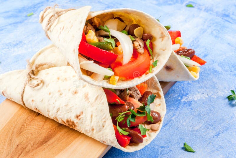 Alimento messicano casalingo, burrito immagini stock Alimento messicano casalingo, burrito immagini stock