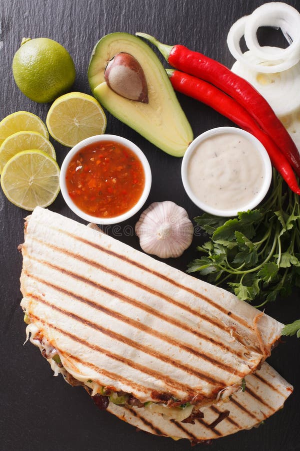 Alimento mexicano: Quesadillas com carne, feijões, abacate e queijo c imagens de stock royalty free Alimento mexicano: Quesadillas com carne, feijões, abacate e queijo c imagens de stock royalty free