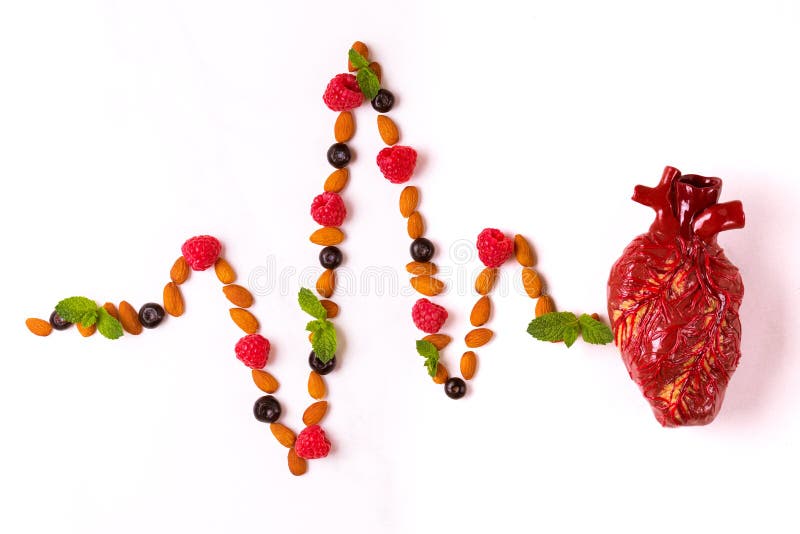 Alimento, modello del cuore e cardiogramma sani della mandorla Abstrac medico fotografie stock Alimento, modello del cuore e cardiogramma sani della mandorla Abstrac medico fotografie stock