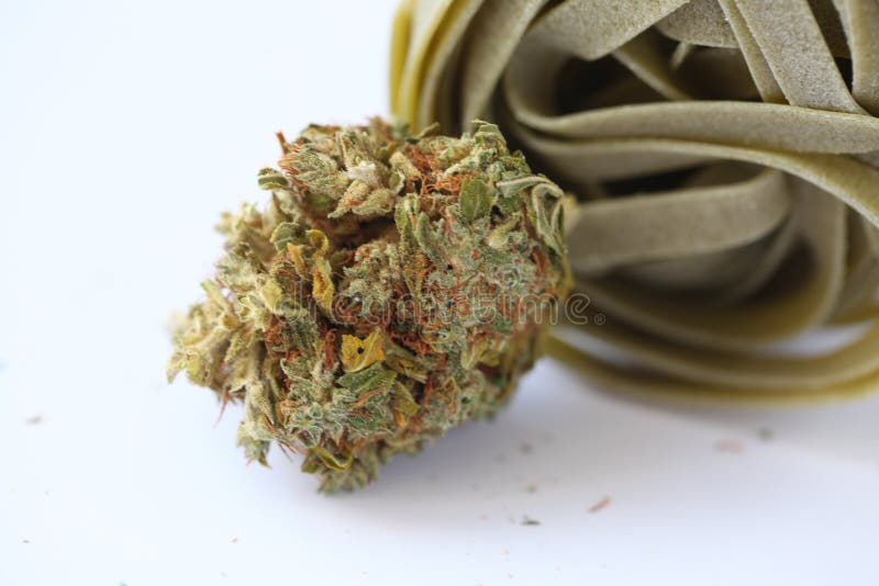 Alimento médico das cookies da marijuana do cannabis seco fotografia de stock Alimento médico das cookies da marijuana do cannabis seco fotografia de stock