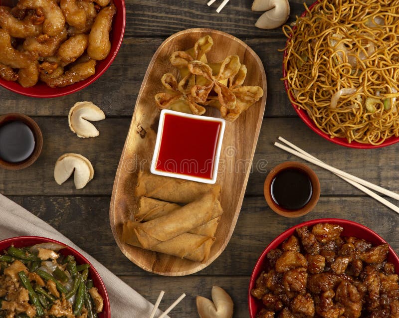Alimento oriental apresentado em uma tabela para o jantar imagem de stock Alimento oriental apresentado em uma tabela para o jantar imagem de stock