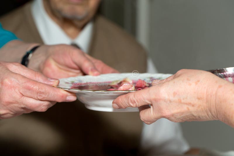 alimento para os pobres e os sem abrigo imagem de stock alimento para os pobres e os sem abrigo imagem de stock