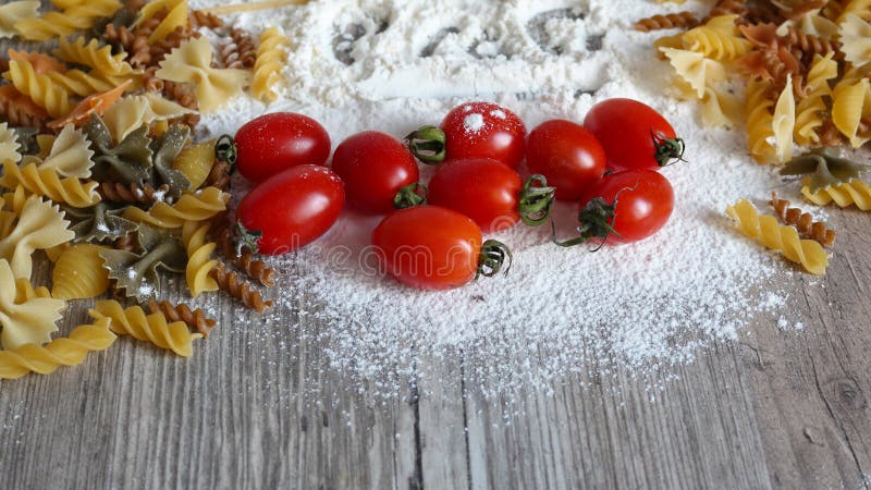 Alimento, pasta italiana e verdure fotografie stock libere da diritti Alimento, pasta italiana e verdure fotografie stock libere da diritti