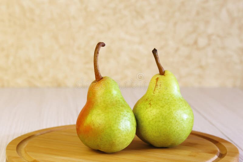 Alimento Postre Consumición sana Frutas frescas Dos peras maduras en a imagen de archivo libre de regalías Alimento Postre Consumición sana Frutas frescas Dos peras maduras en a imagen de archivo libre de regalías