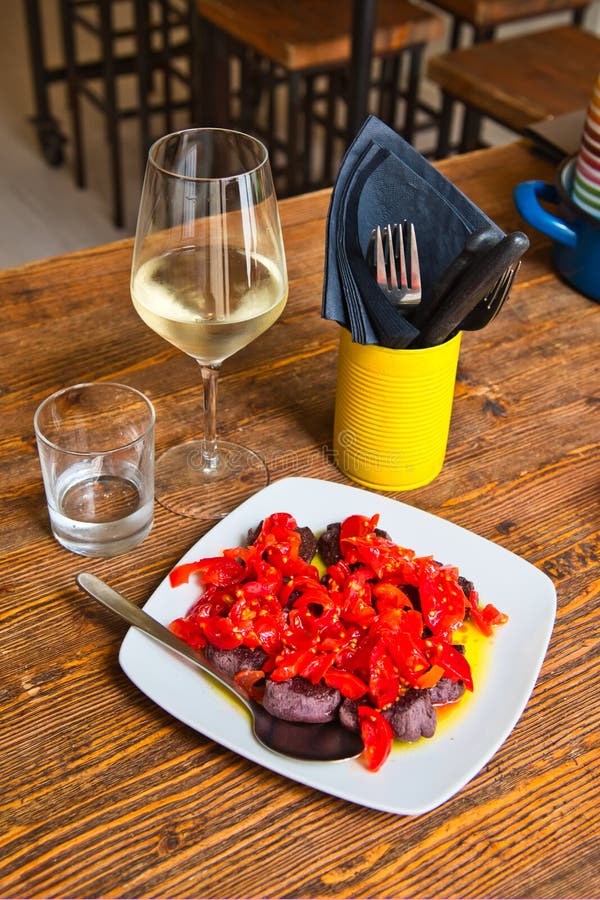 Alimento pugliese tradizionale Pane di Friselle con i pomodori e l'olio d'oliva Insieme ad un vetro di vino bianco fotografie stock Alimento pugliese tradizionale Pane di Friselle con i pomodori e l'olio d'oliva Insieme ad un vetro di vino bianco fotografie stock