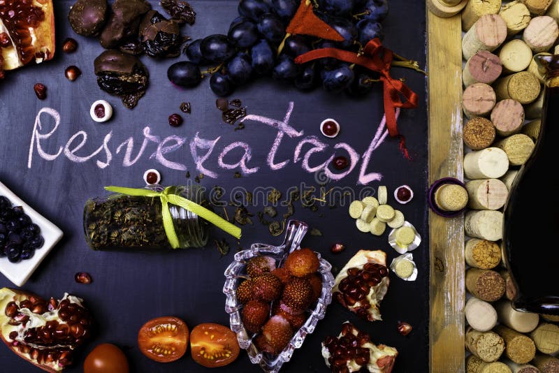 alimento ricco con i resveratroli, antiossidanti come uva, prugne, fragola, cioccolato fondente, melograno, mirtillo rosso, tè ve fotografia stock alimento ricco con i resveratroli, antiossidanti come uva, prugne, fragola, cioccolato fondente, melograno, mirtillo rosso, tè ve fotografia stock