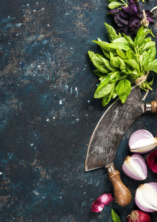 Alimento sano che cucina fondo sopra struttura dipinta blu scuro del compensato fotografia stock libera da diritti Alimento sano che cucina fondo sopra struttura dipinta blu scuro del compensato fotografia stock libera da diritti