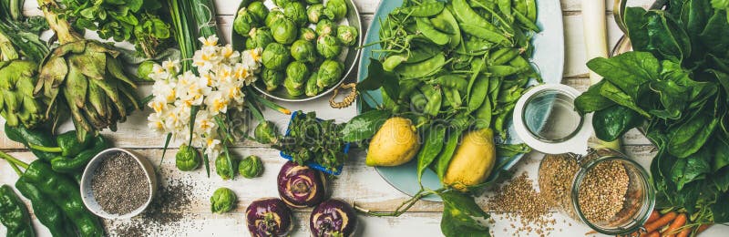 Alimento sano del vegano della primavera che cucina gli ingredienti, vista superiore, ampia composizione fotografia stock Alimento sano del vegano della primavera che cucina gli ingredienti, vista superiore, ampia composizione fotografia stock