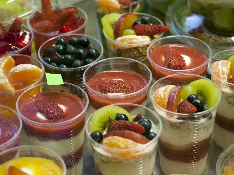 Alimento sano su esposizione, frutta matura e yogurt, piccole parti in tazze fotografia stock Alimento sano su esposizione, frutta matura e yogurt, piccole parti in tazze fotografia stock