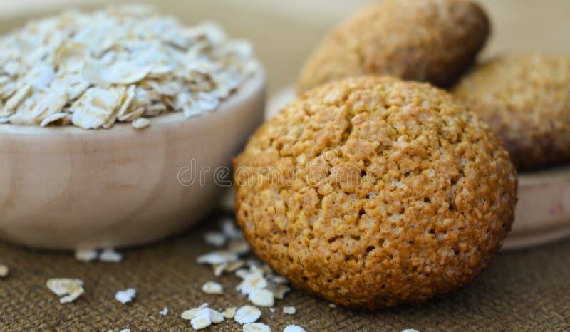 Alimento saudável das cookies de farinha de aveia para o slenderness magro imagem de stock Alimento saudável das cookies de farinha de aveia para o slenderness magro imagem de stock
