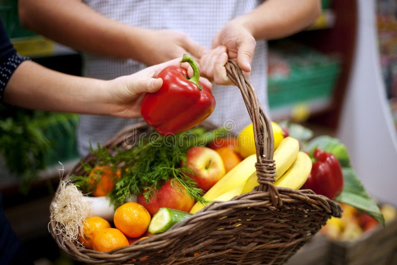 Alimento saudável enchido cesta imagem de stock Alimento saudável enchido cesta imagem de stock