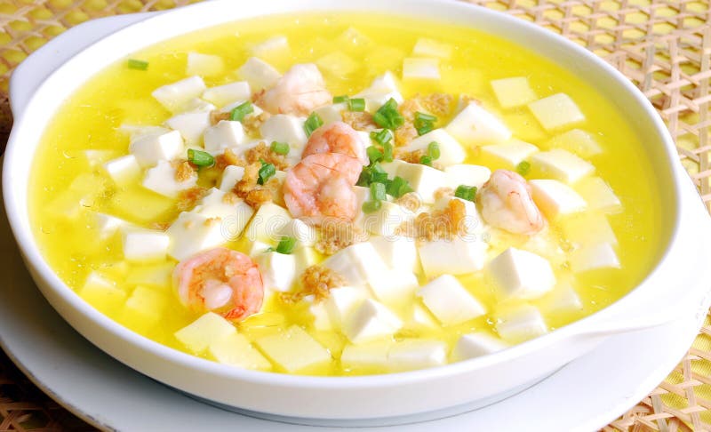 Alimento squisito della Cina-- minestra del gambero e del tofu immagine stock Alimento squisito della Cina-- minestra del gambero e del tofu immagine stock