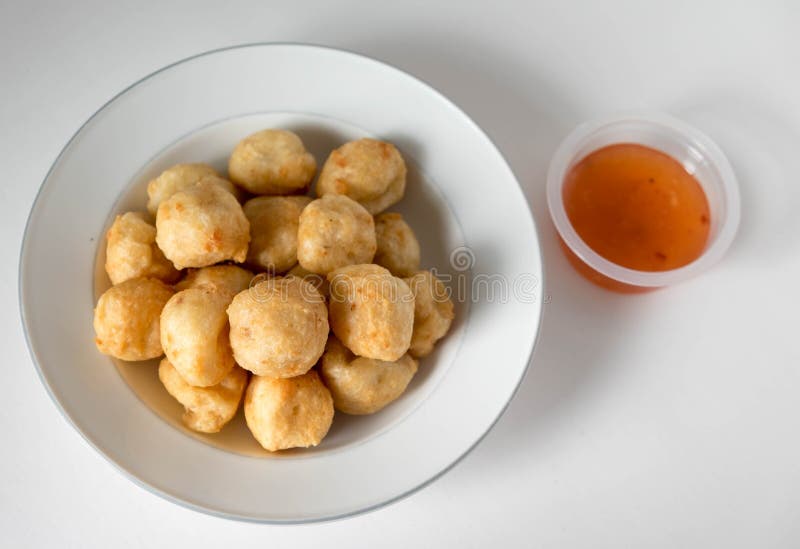 Alimento tailandese, palle di gamberetto fritte nel grasso bollente su un fondo bianco fotografie stock libere da diritti Alimento tailandese, palle di gamberetto fritte nel grasso bollente su un fondo bianco fotografie stock libere da diritti