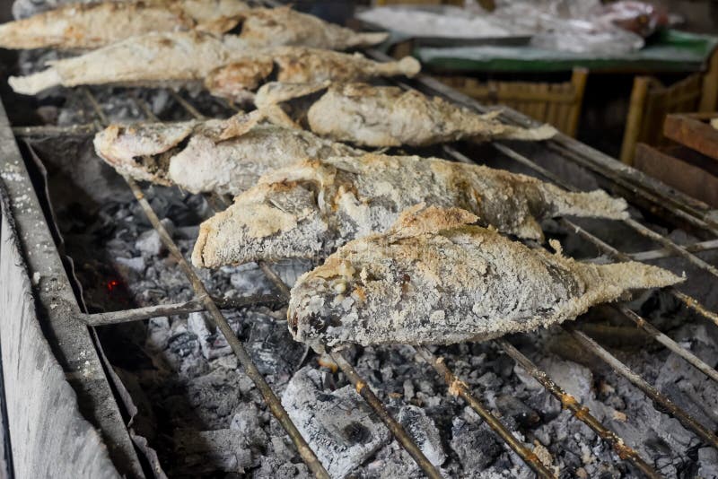 Alimento tailandese, pesce arrostito Sale-crostoso immagini stock libere da diritti Alimento tailandese, pesce arrostito Sale-crostoso immagini stock libere da diritti