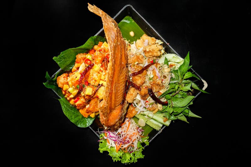 Alimento tailandese, pesce fritto con piccante immagini stock Alimento tailandese, pesce fritto con piccante immagini stock