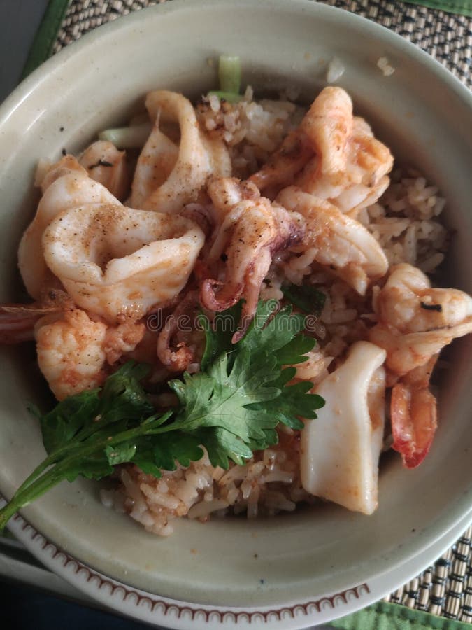 Alimento tailandês do arroz fritado do marisco saboroso com calamar e vegetal do camarão na bacia imagem de stock Alimento tailandês do arroz fritado do marisco saboroso com calamar e vegetal do camarão na bacia imagem de stock