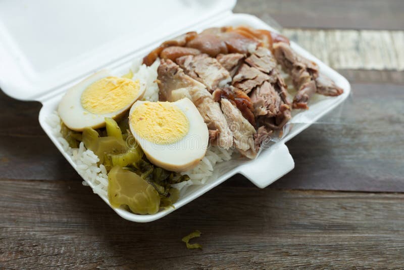Alimento tailandês, pé cozido da carne de porco da lancheira no arroz imagem de stock Alimento tailandês, pé cozido da carne de porco da lancheira no arroz imagem de stock