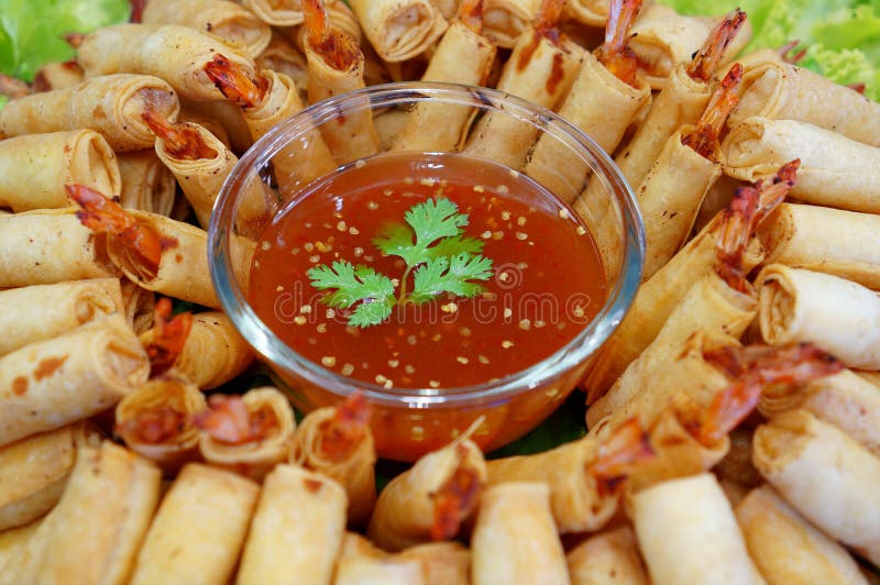 Alimento tradizionale cinese croccante dei rotoli di molla immagine stock Alimento tradizionale cinese croccante dei rotoli di molla immagine stock